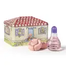 Conjunto de produtos Ma Chérie incluindo uma lata decorativa ilustrada com uma casa. Ao lado, o desodorante colônia Ma Chérie com líquido rosa e tampa roxa e sabonetes em formato de flor na cor rosa claro.