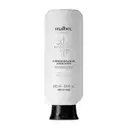 Imagem de um frasco branco com tampa preta e rótulo com letras pretas da marca Malbec  para cabelos, contendo condicionador anticaspa, com informações sobre o produto e volume de 250 ml.