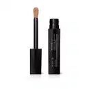Frasco preto de corretivo líquido da marca Make B. Retinol³ H+ aberto e tampa com aplicador visível na cor preta com ponta em espuma aveludada na cor do produto.