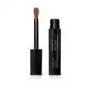 Frasco preto de corretivo líquido da marca Make B. Retinol³ H+ aberto e tampa com aplicador visível na cor preta com ponta em espuma aveludada na cor do produto.