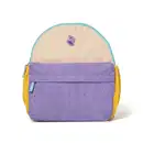 Mochila infantil de veludo canelado nas cores bege, lilás e amarelo, com zíper e aplicação de ícone em formato de touca de mago na parte frontal. Vista de frente.