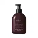 O produto apresentado é um creme hidratante corporal da marca Malbec. A embalagem é um frasco de plástico de cor marrom escuro com texto branco gravado na embalagem. O frasco possui um dispensador de bomba preta na parte superior.