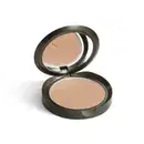 Estojo de pó compacto facial com embalagem redonda na cor verde musgo escuro. O estojo está aberto, mostrando o produto na base e um espelho na tampa, que reflete parcialmente o produto.