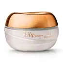 Pote de vidro com creme branco, tampa e letras douradas, contendo 250g de creme acetinado hidratante corporal da marca Lily Lumière.