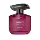 Imagem de um frasco de desdoorante colônia da marca Coffee Woman Addictive, com tonalidades de roxo, cantos arredondados e  rótulo em branco. A embalagem possui um design moderno que sugere um produto sofisticado e elegante.