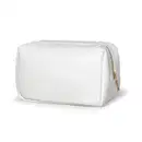 O produto apresentado é uma bolsa cosmética branca. Possui uma forma retangular e uma alça de zíper dourada. A superfície da bolsa tem uma textura de couro sintético. Não há nenhum texto ou rótulo visível na imagem.