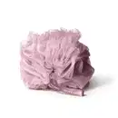 Imagem de uma esponja de banho rosa em formato arredondado, com textura de rede, com a marca "O Boticário" impressa em fita rosa. Um acessório para relaxamento e bem-estar.
