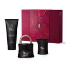 Kit de produtos da marca Her Code, incluindo um frasco de loção hidratante corporal, uma vela aromática e um eau de parfum em formato de cadeado, todos na cor preta com detalhes dourados, além de uma caixa na cor vinho com detalhe dourado.