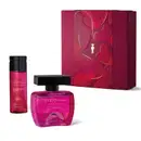 Produtos da marca Coffee Woman Seduction, incluindo um frasco de desodorante colônia feminino, frasco de óleo hidratante corporal, ambos com líquido rosa e tampa preta, e uma caixa de presente vermelha com detalhes dourados.