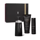 Caixa preta com fita dourada e detalhe prateado e três produtos Malbec: frasco preto com detalhes e letras prateadas de desodorante colônia, bisnaga preta com letras douradas de shower gel e embalagem preta com letras douradas de body spray.
