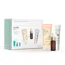 Imagem de um kit de vitamina B5 e ácido hialurônico da marca Botik, contendo frasco de gel de limpeza nutritivo, bisnaga de protetor solar facial e frasco de sérum com ácido hialurônico, além de uma caixa retangular com imagem de todos os produtos.