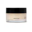 Pote de balm labial noturno da marca Make B. Lip Chronology Night Mask. O recipiente é redondo, com uma tampa preta e o rótulo exibe o nome da marca em letras brancas. Há detalhes branco na embalagem.