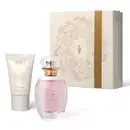Imagem do Kit Presente Natal Lily Soleil com um vidro transparente e líquido rosa de desodorante colônia, uma bisnaga branca com letras douradas de creme acetinado para as mãos e uma caixa presenteável rosa-claro com estampa floral.