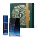 Imagem do Kit Presente Natal Quasar Deep Blue com um frasco de vidro em tons de azul de desodorante colônia masculina, um frasco cilíndrico também em tons de azul de body spray e uma caixa verde presenteável com ilustração natalina.