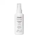 Imagem de um frasco branco com pulverizador da marca Match, contendo fluido para hidratação e brilho capilar, com informações sobre ingredientes e benefícios impressas no rótulo em letras pretas.