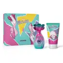 Kit presenteável de itens de perfumaria da marca Sophie Marvel Spider-Gwen, com frasco de colônia infantil em cores rosa, azul e violeta, tampa em formato de flor e bisnaga de creme corporal rosa, azul e violeta. Acompanha caixa com ilustrações coloridas.