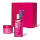 Imagem de uma caixa rosa com logotipo da marca Egeo Dolce em azul, frasco de desodorante colônia da mesma marca em cor rosa, e pote de mousse corporal Egeo Dolce também em rosa.