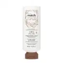 Imagem de um frasco branco com tampa marrom da marca Match Ciência das Curvas. contendo um produto dois em um: condicionador e leave-in para cabelos cacheados e crespos. As informações sobre ingredientes e benefícios estão em letras pretas..