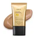 Imagem do tubo de base líquida protetora Make B. Hyaluronic Cor 25. Ele é dourado, possui tampa preta e informações em letras pretas e laranja. Atrás da embalagem está a textura do produto, mostrando sua intensidade e a real cor da base.