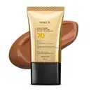 Imagem do tubo de base líquida protetora Make B. Hyaluronic Cor 70. Ele é dourado, possui tampa preta e informações em letras pretas e laranja. Atrás da embalagem está a textura do produto, mostrando sua intensidade e a real cor da base.