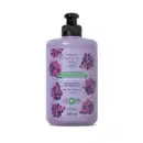 Frasco lilás com bico dosador preto e rótulo roxo com ilustrações de uvas, contendo creme para pentear da marca Cuide-se Bem Cachos de Uva. A embalagem contém 300ml de produto.