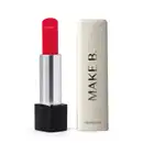O balm labial vermelho da marca Make B. Lip Chronology Color Repair possui uma embalagem preta e prateada com produto  vermelho brilhante e tampa branca com a marca gravada em letras pretas.
