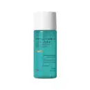 Frasco transparente produto líquido de azul-turquesa dentro. Rótulo transparente com letras pretas informam que se trata ao Loção Hidratante Facial Antioleosidade Ácido Poliglutâmico + Chá Verde da linha Botik.