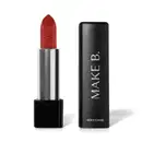Batom em tom de vermelho alaranjado Make B. aberto. De um lado, a tampa preta com texto em branco, com formato retangular e ponta arredondada. Do outro, a base preta, o corpo prateado e a bala de batom aparente com a marca gravada em baixo relevo.