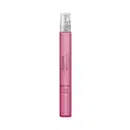 A imagem mostra um frasco de 10ml do Eau de Parfum Floratta Rose Sucrée, em vidro transparente e conteúdo rosa, com rótulo em letras brancas. A tampa é transparente e possui formato cilíndrico.