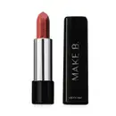 Batom em tom de nude avermelhado da marca Make B. aberto. De um lado, a tampa preta com texto em branco, com formato retangular e ponta arredondada. Do outro, a base preta, o corpo prateado e a bala de batom aparente com a marca gravada em baixo relevo.