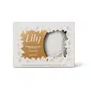 Imagem de uma caixa branca com detalhes dourados contendo dois sabonetes em barra perfumados com 90g cada um da marca Lily.