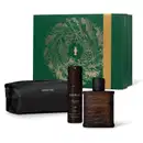 Imagem do Kit Presente Natal Uomini que traz um frasco de vidro marrom com tampa preta de desodorante colônia, um frasco cilíndrico marrom de body spray, um nécessaire preto e uma caixa presenteável verde com estampa natalina.