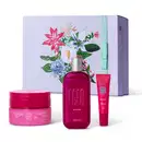 Imagem do kit presente Egeo Dolce com creme hidratante corporal, desodorante colônia com tampa prateada, bisnaga de gloss labial e caixa branca com ilustração floral. As embalagens são em tons de rosa com rótulos em letras brancas.