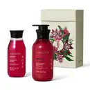 Imagem de kit de presente Nativa SPA Ameixa contendo  um frasco de sabonete líquido, outro de loção desodorante corporal e uma caixa branca com ilustração floral. As embalagens são vermelhas com tampas pretas e rótulo branco e dourado.