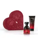 Caixa vermelha em formato de coração com relevo dourado de temática celestial. A frente, um frasco de item de perfumaria  Floratta Red Passion e bisnaga de creme corporal da mesma marca, ambos com embalagem degradê de vermelho para preto e tampa preta.