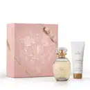 Caixa rosa com estampa delicada, contendo frasco de item perfumaria L'Eau de Lily de vidro e tampa cristal com borrifador dourado, e bisnaga de creme hidratante da mesma marca, em tons de branco e dourados.