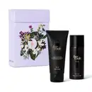 Imagem de kit de produtos de beleza da marca Her Code, incluindo um frasco preto de body splash e um tubo preto de Loção Hidratante Corporal, apresentados em uma caixa decorada com flores coloridas. As embalagens possuem rótulos na cor amarelo dourado.