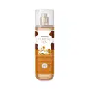 A imagem mostra um frasco transparente do body splash Cuide0se Bem Deleite Caramelizado, com tampa e pulverizador prateados. Rótulo branco com detalhes em marrom e ilustração de da vaquinha As informações do produto estão em letras brancas e pretas.