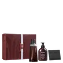 Conjunto de produtos Malbec contendo um frasco de desodorante colônia, um frasco de loção hidratante e uma carteira de couro preto, todos embalados em uma caixa vermelha com design gráfico.