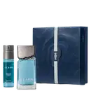 Embalagem azul-marinho da linha Clash com textura ondulada, contendo um item de perfumaria e um frasco de desodorante corporal da mesma linha, sobre fundo preto.