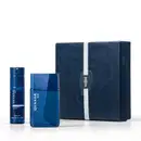 kit de item de perfumaria Quasar composto por frasco de fragrância azul e embalagem de papelão azul-marinho com textura ondulada e fita branca.