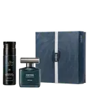 Caixa cinza com padrão ondulado contendo frasco de item de perfumaria da marca Coffee Addictive e bisnaga de loção hidratante corporal da mesma linha, ambos em tons escuros.