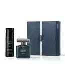 Kit de item de perfumaria da marca Coffee Addictive, composto por frasco de perfume e recipiente de desodorante corporal, ambos em tons de azul escuro com detalhes em preto, em embalagem decorativa cinza.