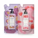 Dois sachês de 350ml. Um é roxo com detalhes em tons terrosos e o rótulo indica a fragrância "Ameixa e Praline". O outro é rosa com ilustrações de frutas e o rótulo mostra a fragrância "Frutas Vermelhas".