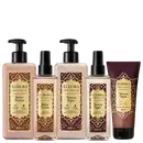 Conjunto Eudora Instance com cinco produtos: dois hidratantes corporais 400ml (Âmbar Precioso e Tâmara Negra), dois body splash 200ml nos mesmos aromas, e sabonete líquido 180ml. Embalagens em tons bege, creme e marrom com detalhes dourados e ornamentais.