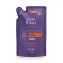 Embalagem flexível como um pacote de plástico roxa com detalhes em laranja e branco e indicação de lugar para cortar com tesoura. No centro, um desenho da silhueta do pote original contém as informações do rótulo do refil em letras brancas.