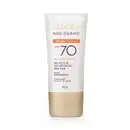 O produto apresentado é um protetor solar facial da linha Neo Dermo da marca Eudora, com FPS 70 e alta proteção. A embalagem é um tubo de cor bege, com rótulo branco e detalhes em roxo.