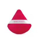 Esponja de maquiagem triangular de gota de cor vermelha intensa em material aveludado. Possui uma faixa branca com o texto Niina Secrets. O produto tem aparência macia e compacta.