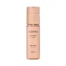 Embalagem cilíndrica de plástico rígido na cor nude rosado. Rótulo com o nome do produto "La Victorie Intense Body Spray Desodorante" e a informação de volume de 100ml. Tampa tipo spray na parte superior. Design minimalista e elegante.