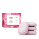 O produto apresentado é um conjunto de sabonetes vegetais da linha Instance Rosa Absoluta. A embalagem é uma caixa rosa com detalhes em branco, contendo 4 sabonetes vegetais de 80g cada. Os sabonetes em si possuem formato oval e coloração rosa clara.